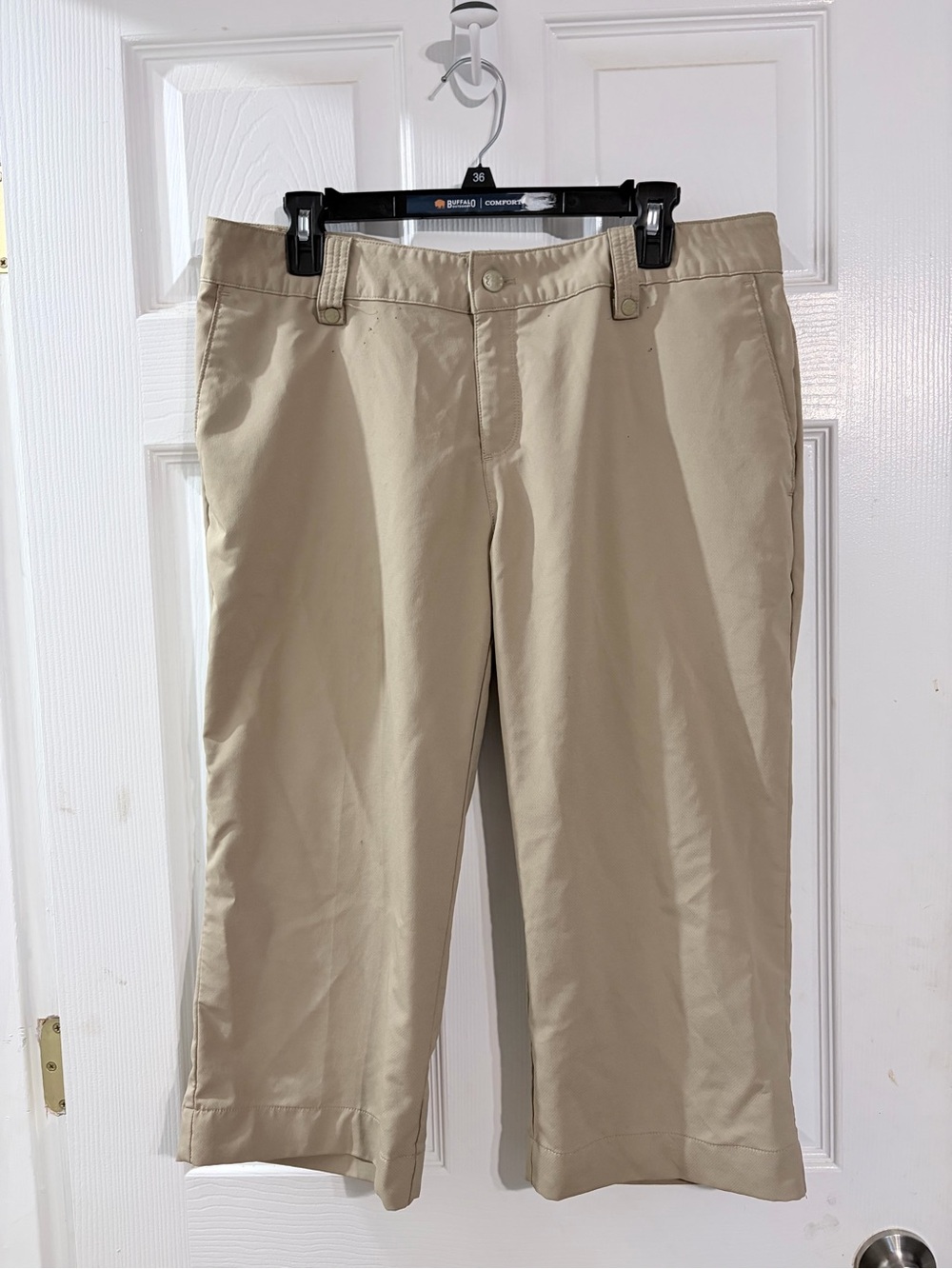 Under Armour Performance Women’s Khaki Golf Capri Pants Size 12